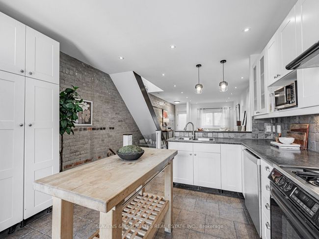 2063 Gerrard St E, House attached with 3 bedrooms, 2 bathrooms and 1 parking in Toronto ON | Image 14