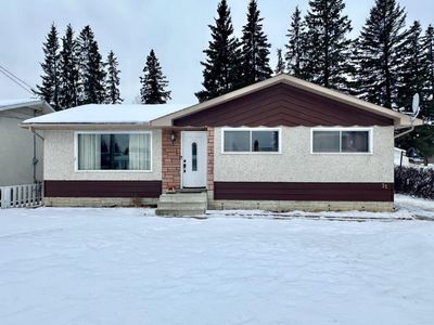 31 Sandy Dr, House detached with 5 bedrooms, 2 bathrooms and 3 parking in Whitecourt AB | Image 1