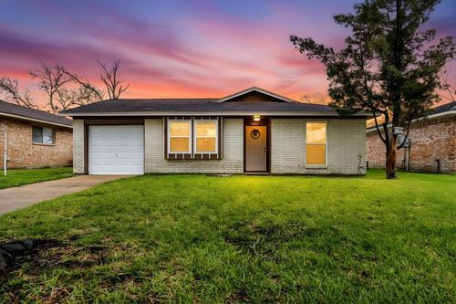 4811 Hannas Reef Dr, Bacliff, TX, 77518-2416 | Card Image