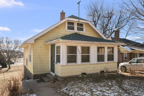 2025 S Bluff Blvd, Clinton, IA, 52732-6666 | Card Image