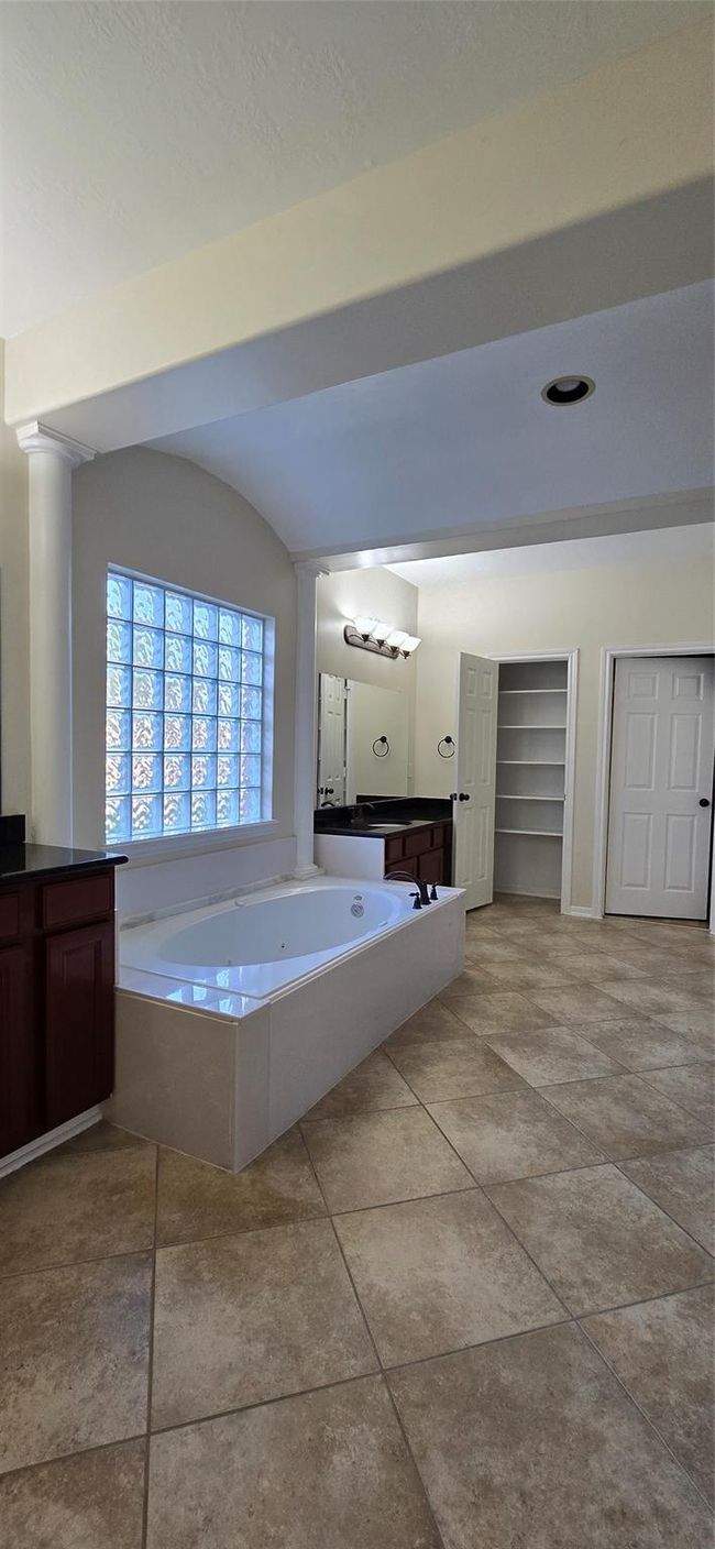 1910 Stable Stone Ln, House other with 5 bedrooms, 5 bathrooms and 2 parking in Pearland TX | Image 35