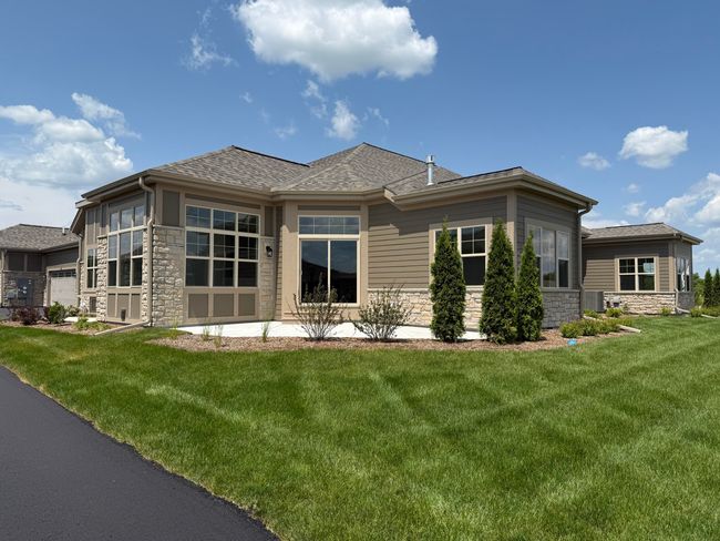 421 Standing Stone Dr, Condo with 2 bedrooms, 2 bathrooms and null parking in Waukesha WI | Image 6
