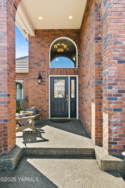 2004 Evergreen Ct, Yakima, WA, 98902-1200 | Card Image