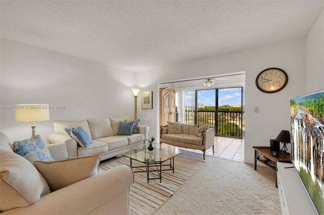 APT-904 - 2206 S Cypress Bend Dr, Condo with 1 bedrooms, 2 bathrooms and null parking in Pompano Beach FL | Image 4