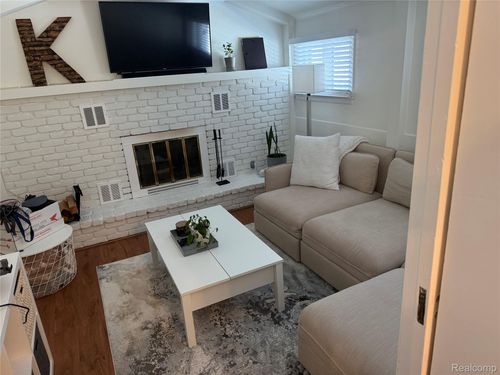 4430 Green Lake Rd, West Bloomfield, MI, 48323-1148 | Card Image