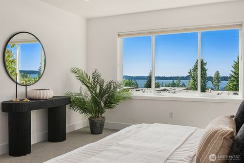 733 4th Ct S, Kirkland, WA, 98033-7066 | Card Image