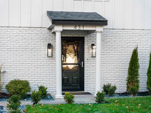 431 Fairlane Dr, Traverse City, MI, 49684-4435 | Card Image