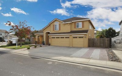 786 Grafton St, House other with 5 bedrooms, 3 bathrooms and null parking in Manteca CA | Image 2