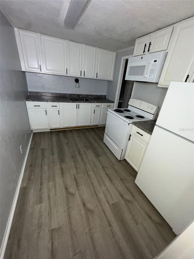 APT-38-420 - 420-420 Mills St, Condo with 2 bedrooms, 1 bathrooms and null parking in LEESBURG FL | Image 5