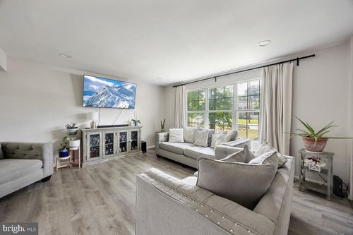 8275 Maple Ave, PENNSAUKEN, NJ, 08109-3378 | Card Image