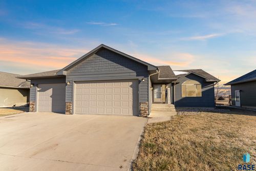 1500 26th St, Yankton, SD, 57078 | Card Image