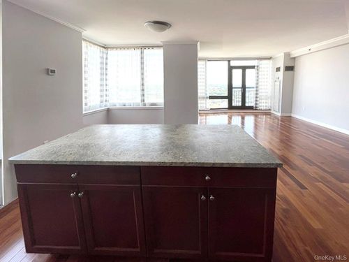 apt-26e-10 City Pl, White Plains, NY, 10601-3352 | Card Image