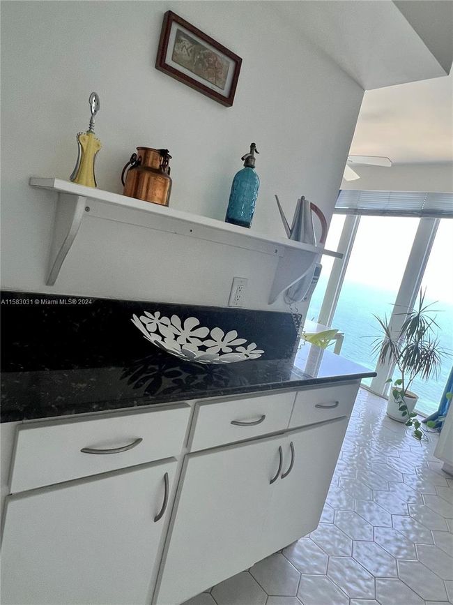 APT-23B - 881 Ocean Dr, Condo with 2 bedrooms, 2 bathrooms and null parking in Key Biscayne FL | Image 11