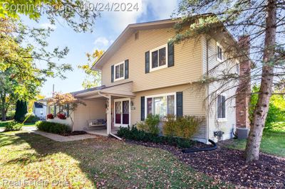 Lovely covered front porchch | Image 2