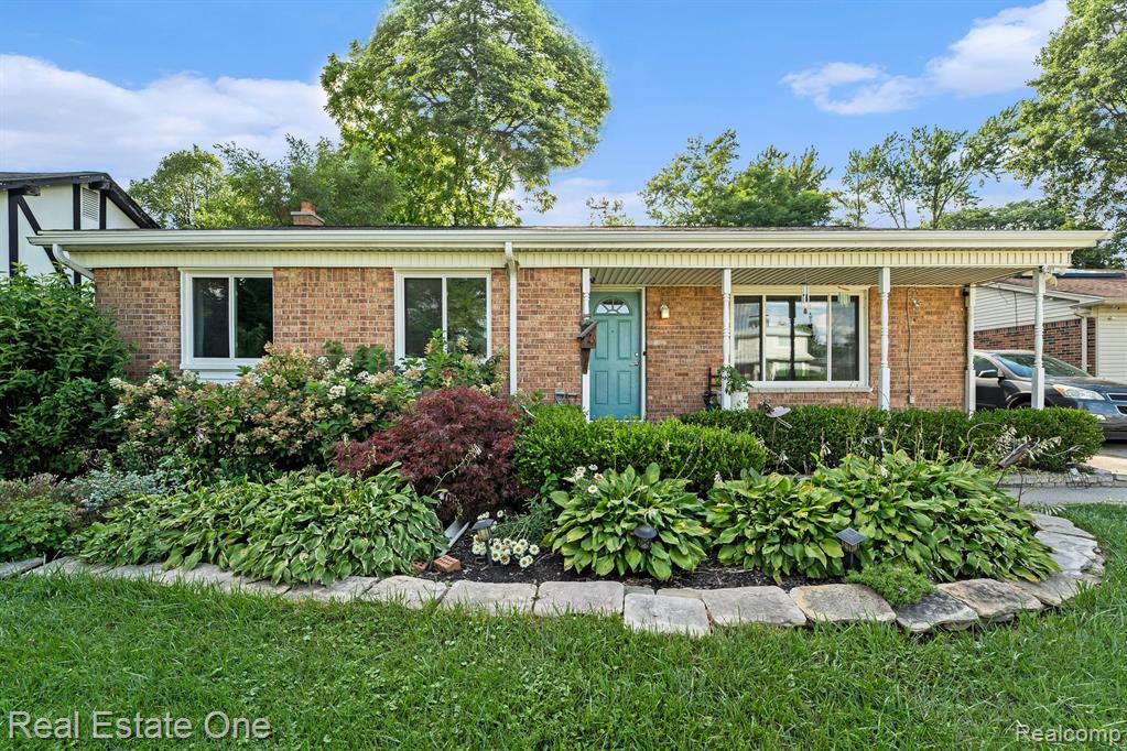 Pierce St, Southfield, MI 48076