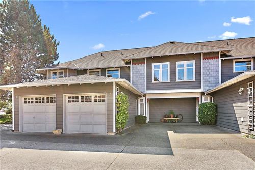 2-922 Arm St, Esquimalt, BC, V9A4G5 | Card Image