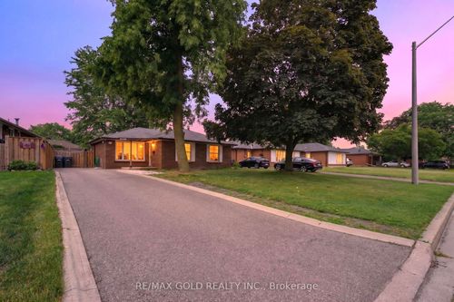 40 Devonshire Dr, Brampton, ON, L6T3G3 | Card Image