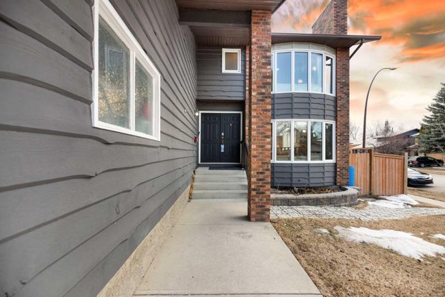 79 Wood Crescent Sw, Home with 5 bedrooms, 2 bathrooms and 4 parking in Calgary AB | Image 2