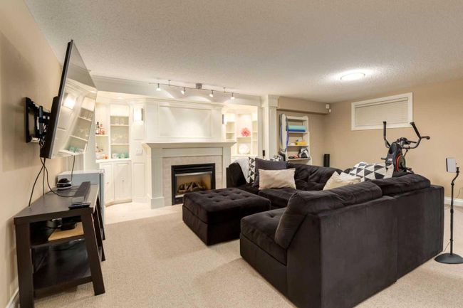 74 Discovery Ridge Road Sw, Home with 4 bedrooms, 3 bathrooms and 4 parking in Calgary AB | Image 33