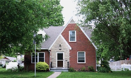 511 W Washington St, Winterset, IA, 50273-1839 | Card Image