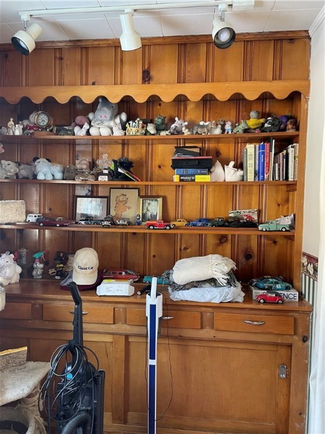 Built in shelves in the bonus room | Image 4