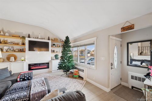 14 Blanchard St, West Babylon, NY, 11704-8022 | Card Image