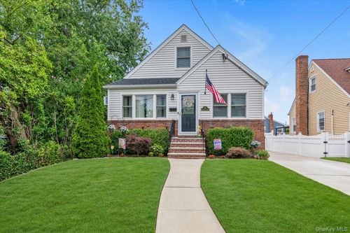 60 Oceanview Ave, Valley Stream, NY, 11581-1446 | Card Image