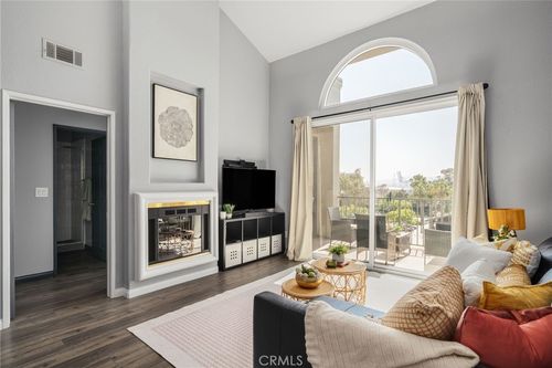 425-555 Maine Ave, Long Beach, CA, 90802-2142 | Card Image