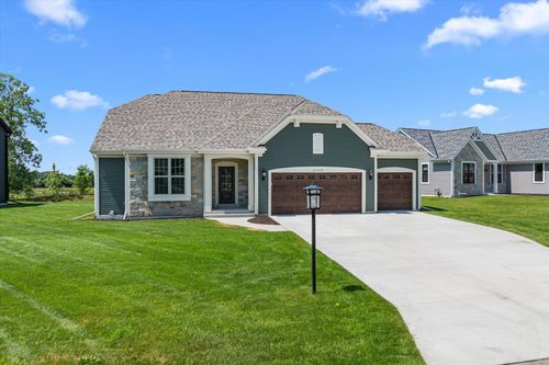 W251N2399 Valleyview Cir, Pewaukee, WI, 53072-1801 | Card Image