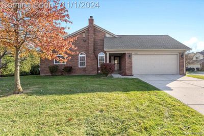 15684 Golfview Dr Court, Condo with 2 bedrooms, 2 bathrooms and null parking in Riverview MI | Image 1