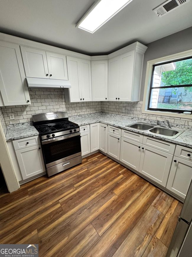 907 Holden Ln, Home with 2 bedrooms, 3 bathrooms and 2 parking in College Park GA | Image 5
