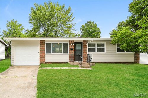 725 Bellarmine Ln, Florissant, MO, 63031-7203 | Card Image