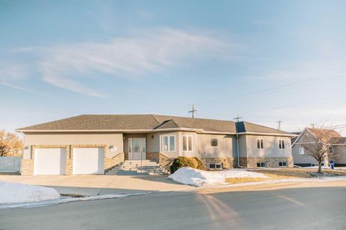 5017 52 St, Stettler, AB, T4K1J5 | Card Image