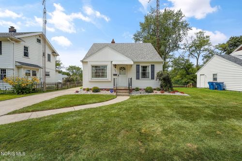 586 Sylvandale Ave, Oregon, OH, 43616-2722 | Card Image