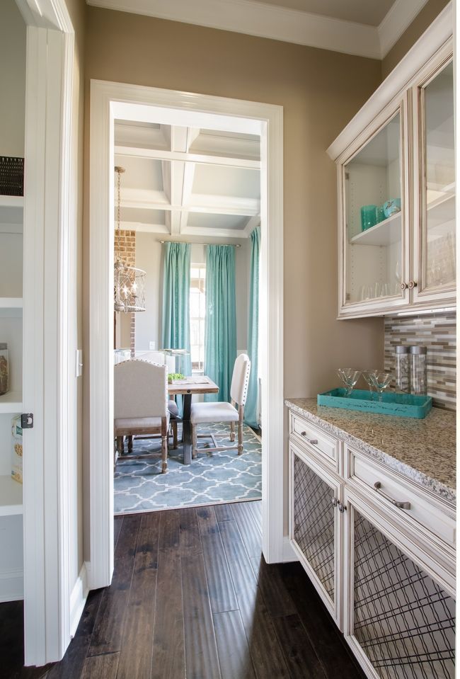 This is the butler's pantry between the dining room and kitchen. | Image 13