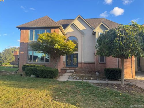 15002 Knightsbridge Dr, Shelby Twp, MI, 48315-2840 | Card Image