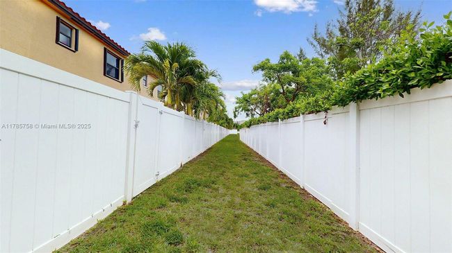 9231 W 32 Nd Ln, Home with 3 bedrooms, 3 bathrooms and null parking in Hialeah FL | Image 53