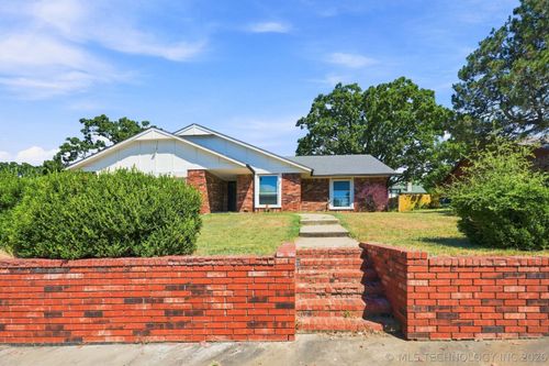 1016 13th St, Claremore, OK, 74017-6604 | Card Image