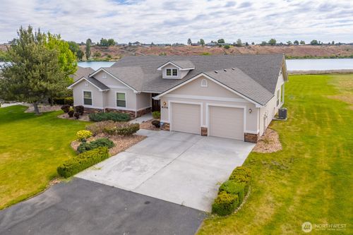 8306 Road 3.2 Ne, Moses Lake, WA, 98837-7801 | Card Image