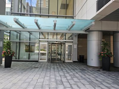 4604 - 386 Yonge St, Condo with 2 bedrooms, 2 bathrooms and 1 parking in Toronto ON | Image 3