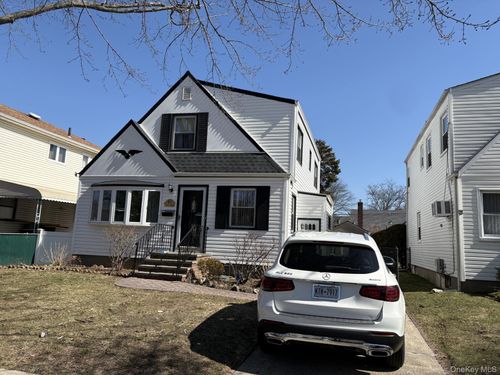 8111 261st St, Glen Oaks, NY, 11004-1505 | Card Image