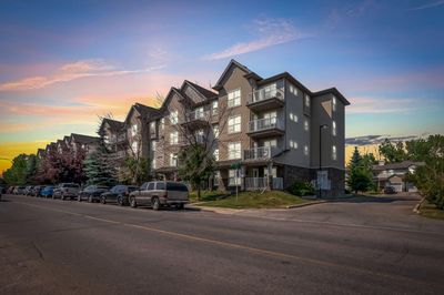 213 - 2000 Applevillage Crt Se, Condo with 2 bedrooms, 2 bathrooms and 1 parking in Calgary AB | Image 1