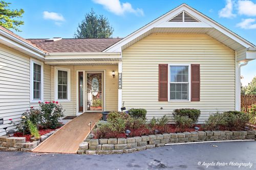 1040 Wimbledon Dr, Island Lake, IL, 60042-9114 | Card Image