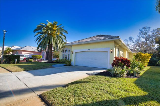 700 Silk Oak Drive, House other with 3 bedrooms, 2 bathrooms and null parking in Venice FL | Image 2