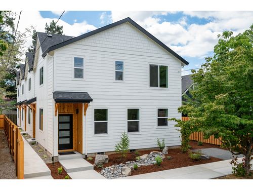 8350 Ne Holladay St, Portland, OR, 97220-5821 | Card Image