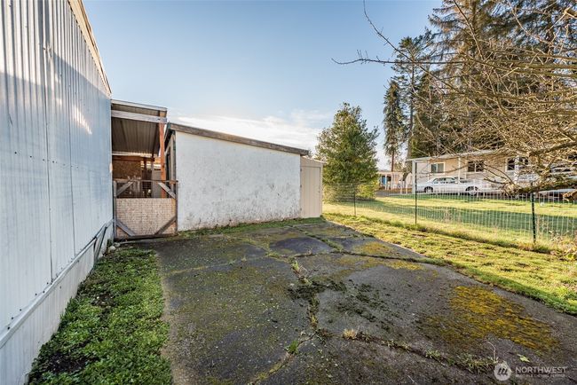 backyard space with 2nd shed | Image 31