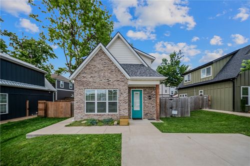 3026 Old Farmington Rd, Fayetteville, AR, 72704-8727 | Card Image