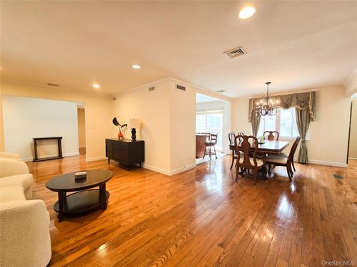 64 Middleneck Rd, Roslyn, NY, 11576-1333 | Card Image