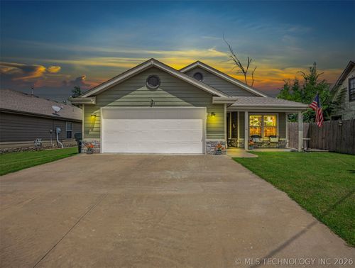 522 S Muskogee Ave, Claremore, OK, 74017-8726 | Card Image
