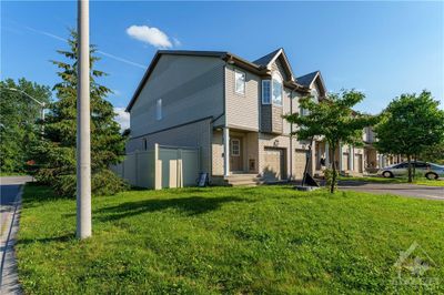 298 Macoun Cir, Townhouse with 3 bedrooms, 3 bathrooms and 2 parking in Ottawa ON | Image 2